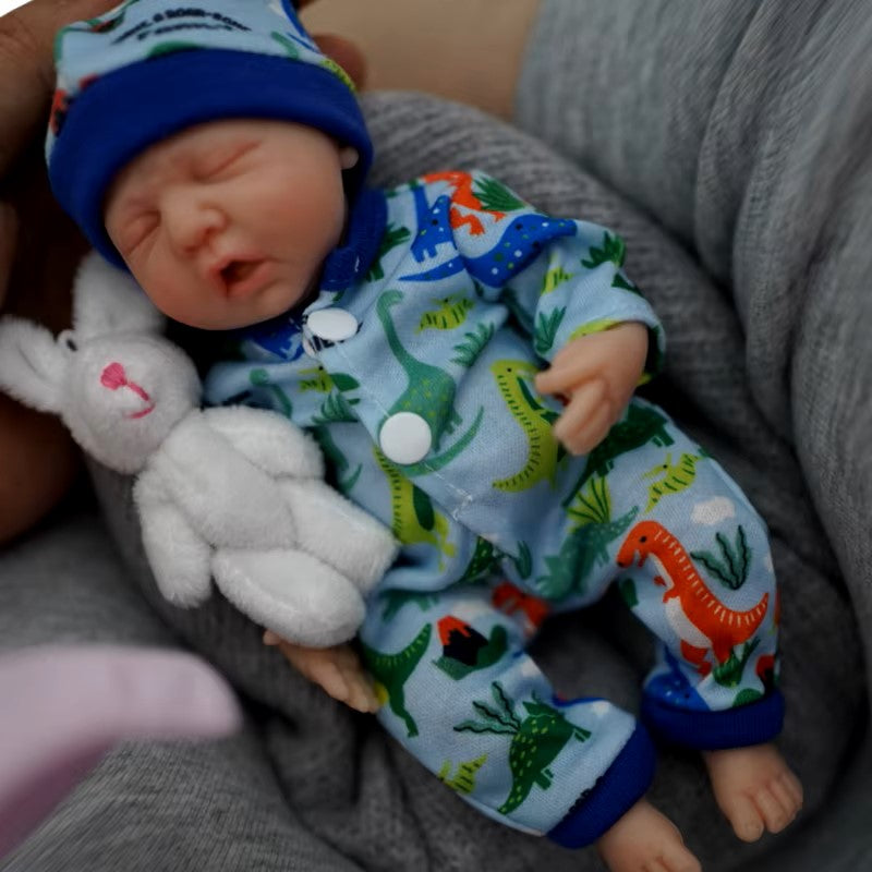 Mini herätysnukke poika nukkuu
