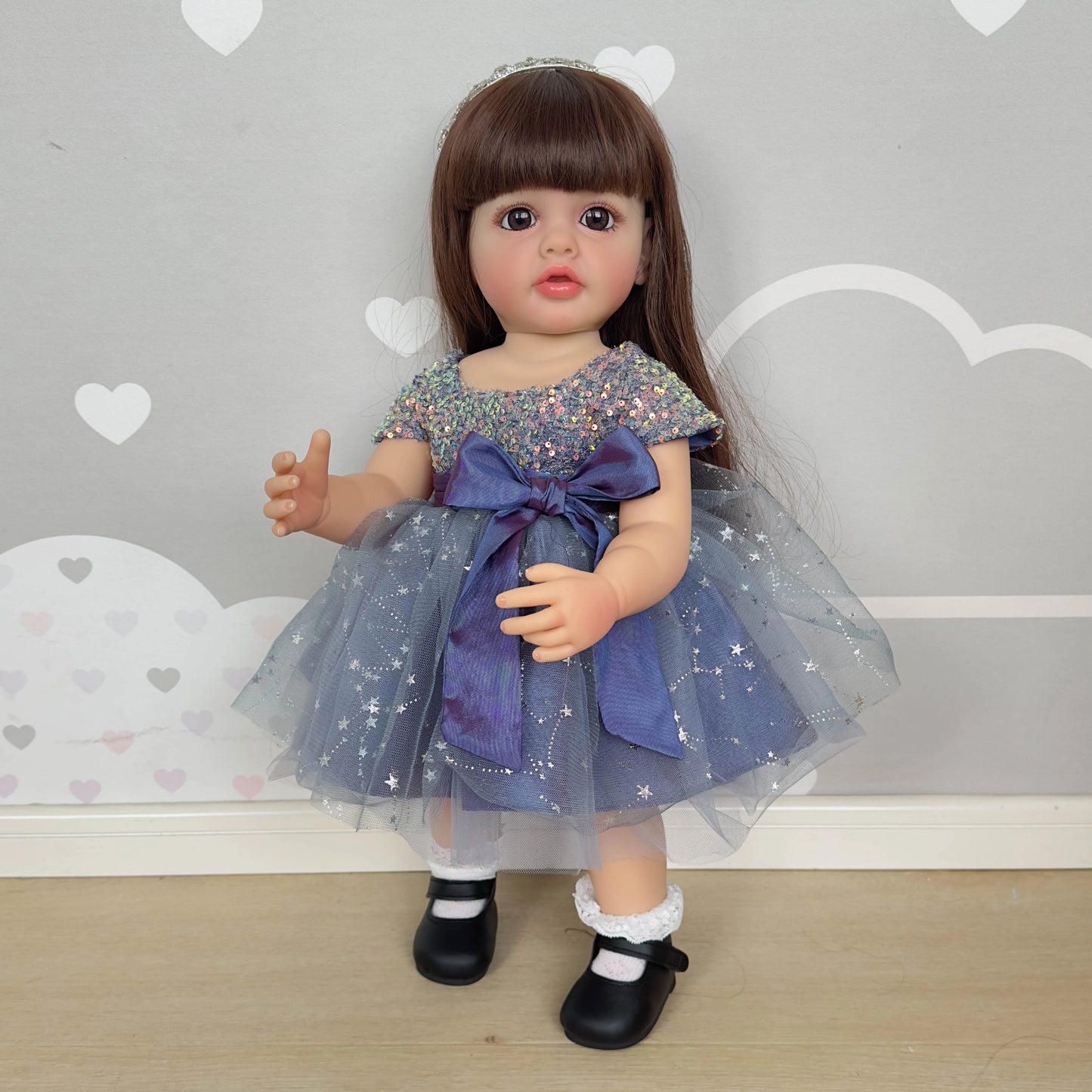 Seisova pikkulapsi tyttö nukke uudelleensyntynyt prinsessa Betty pitkät hiukset mekko
