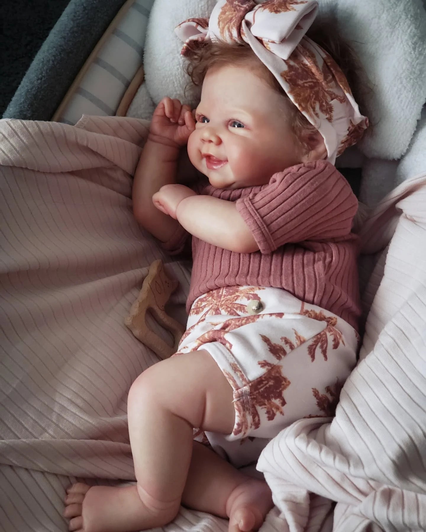 Aino Reborn Dolls käsintehty maalattu hymy Newborn vauva juurtunut hiukset