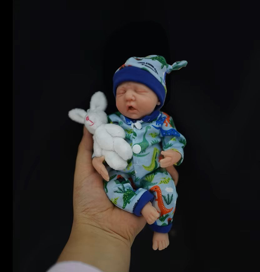 Mini herätysnukke poika nukkuu
