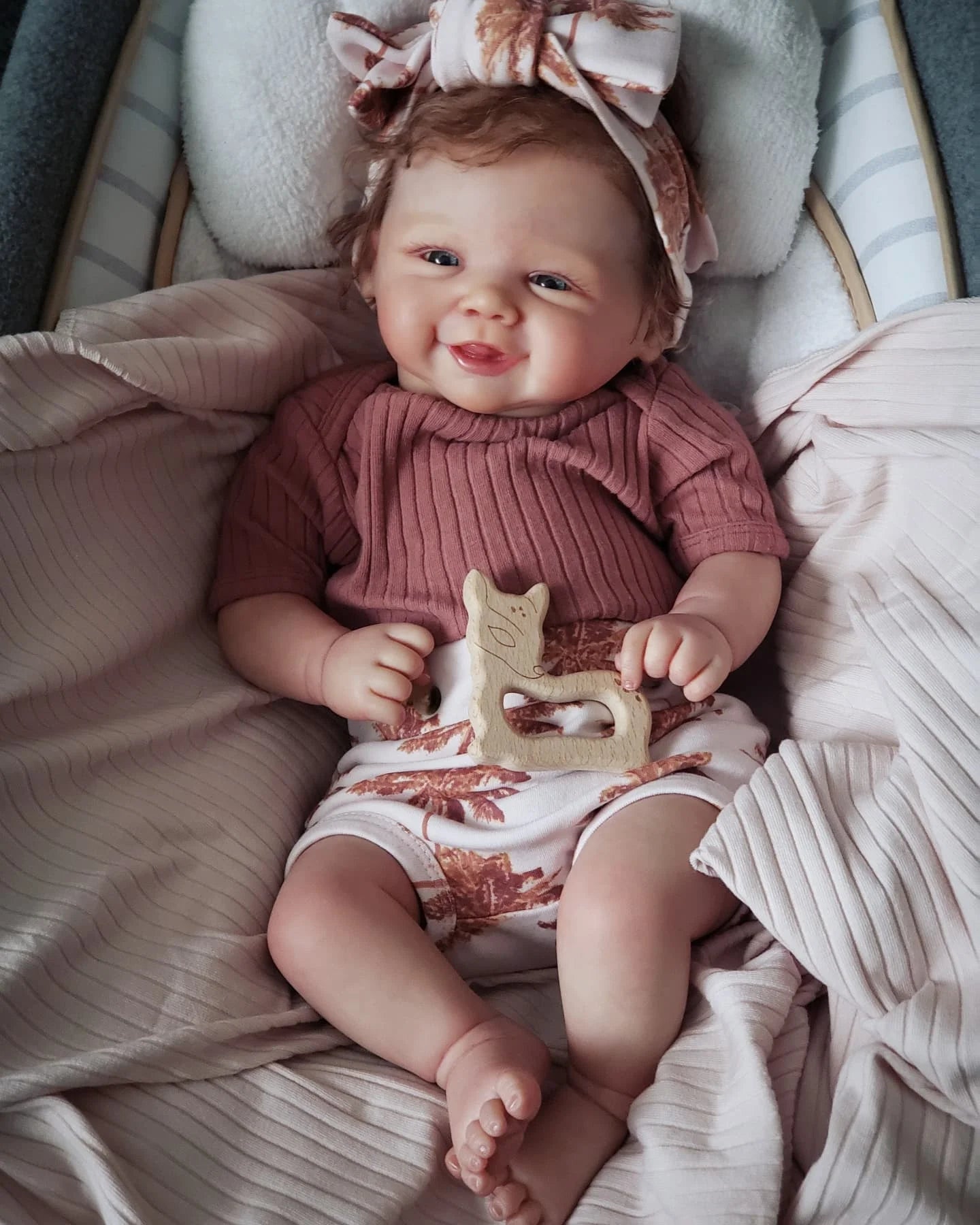 Aino Reborn Dolls käsintehty maalattu hymy Newborn vauva juurtunut hiukset