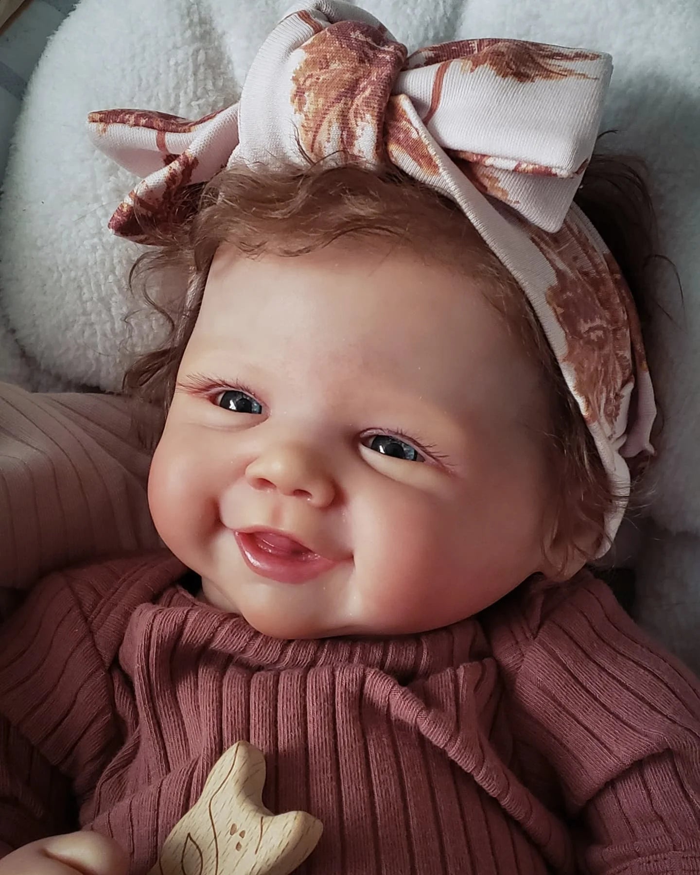 Aino Reborn Dolls käsintehty maalattu hymy Newborn vauva juurtunut hiukset