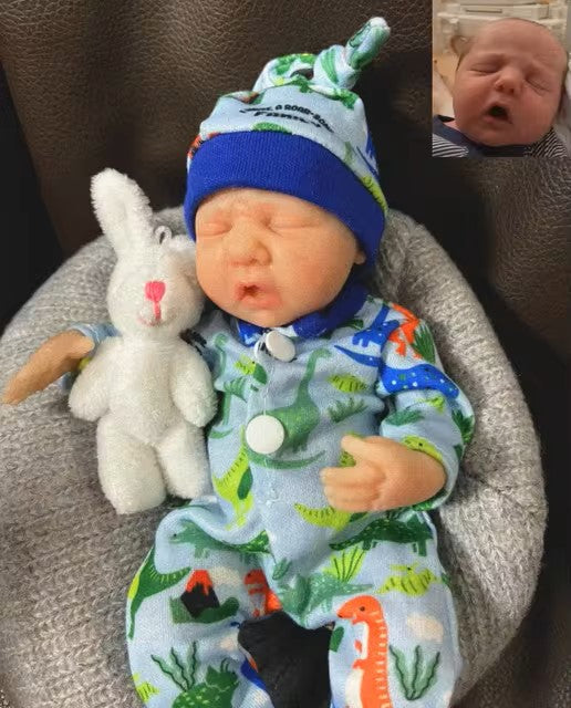 Mini herätysnukke poika nukkuu