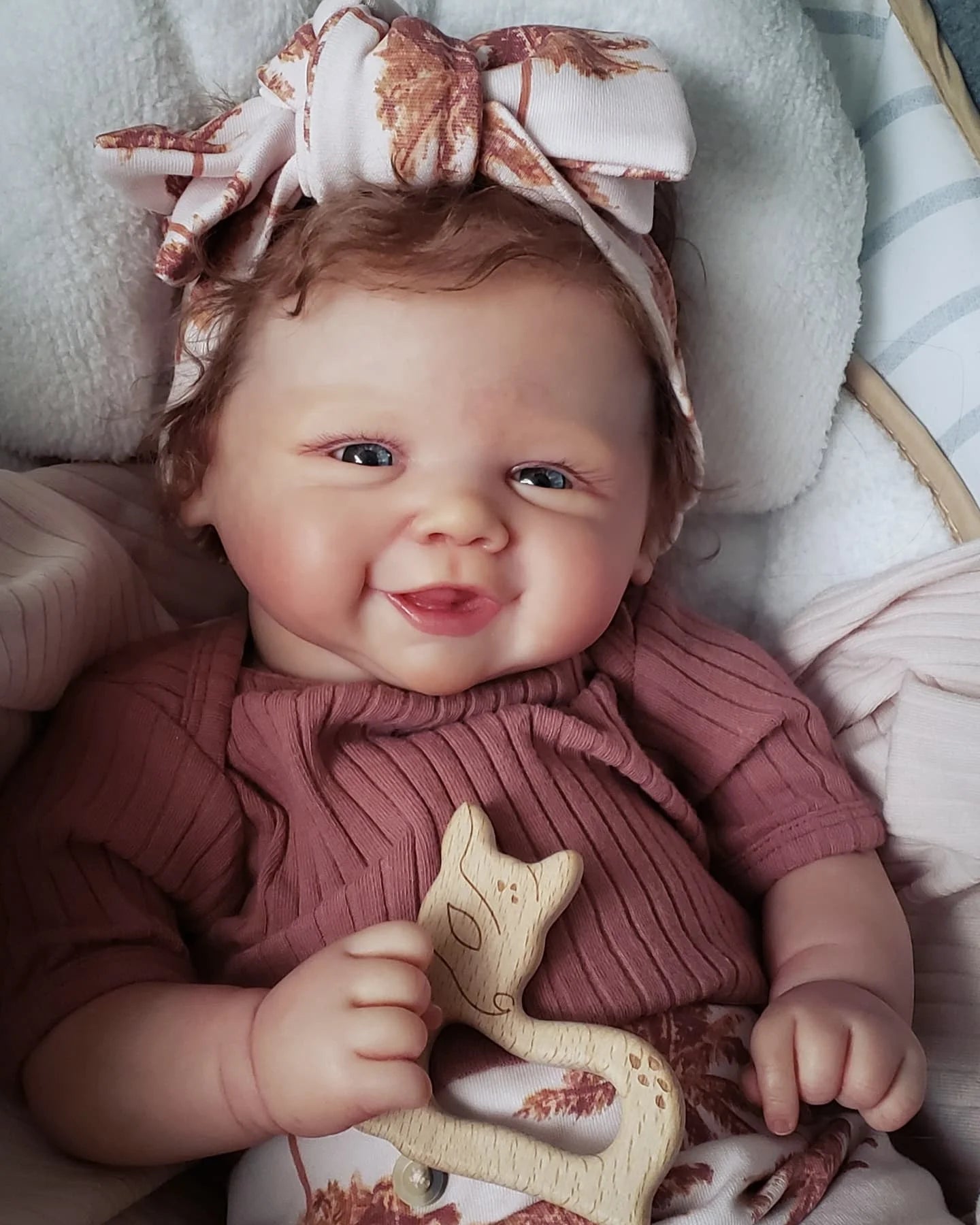 Aino Reborn Dolls käsintehty maalattu hymy Newborn vauva juurtunut hiukset