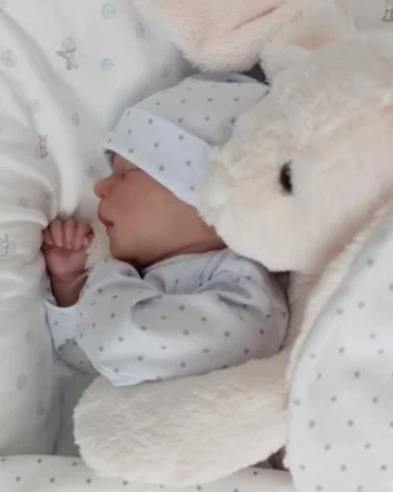 Nukkuva poikauva nukke Reborn va